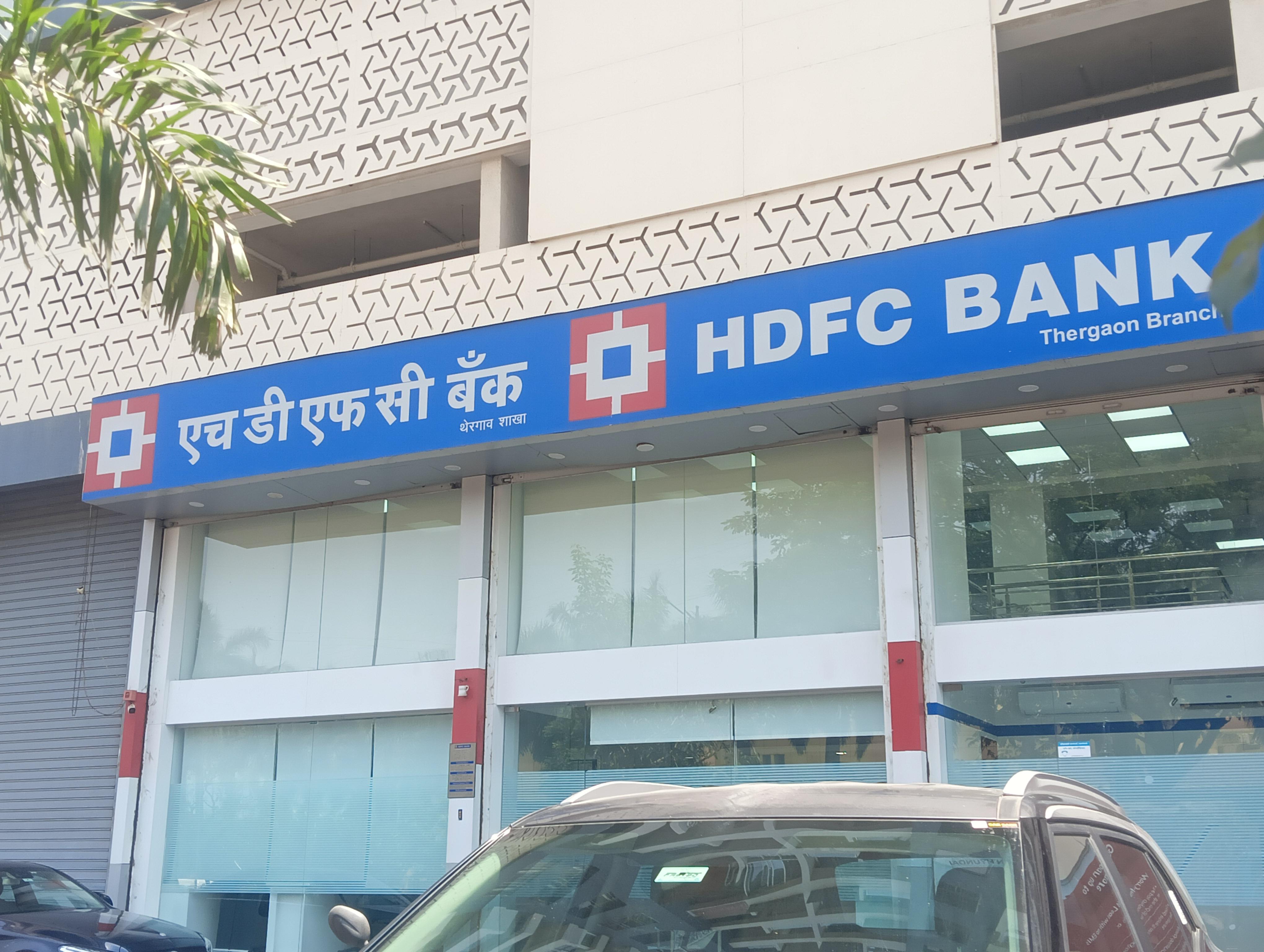 HDFC Bank Nears All-Time High as It Cuts Savings Deposit Rate After 5 Years